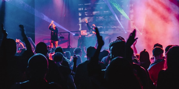 玩家部落 - 球迷社区热烈讨论比赛场景